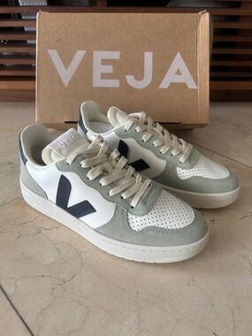 VEJA NWT V-10 Sneakers in White, sage green  & Black